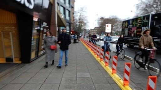 Pop Up Bike Lane mit gelber Leitschwelle Pop Up Bike Lane mit gelber Leitschwelle